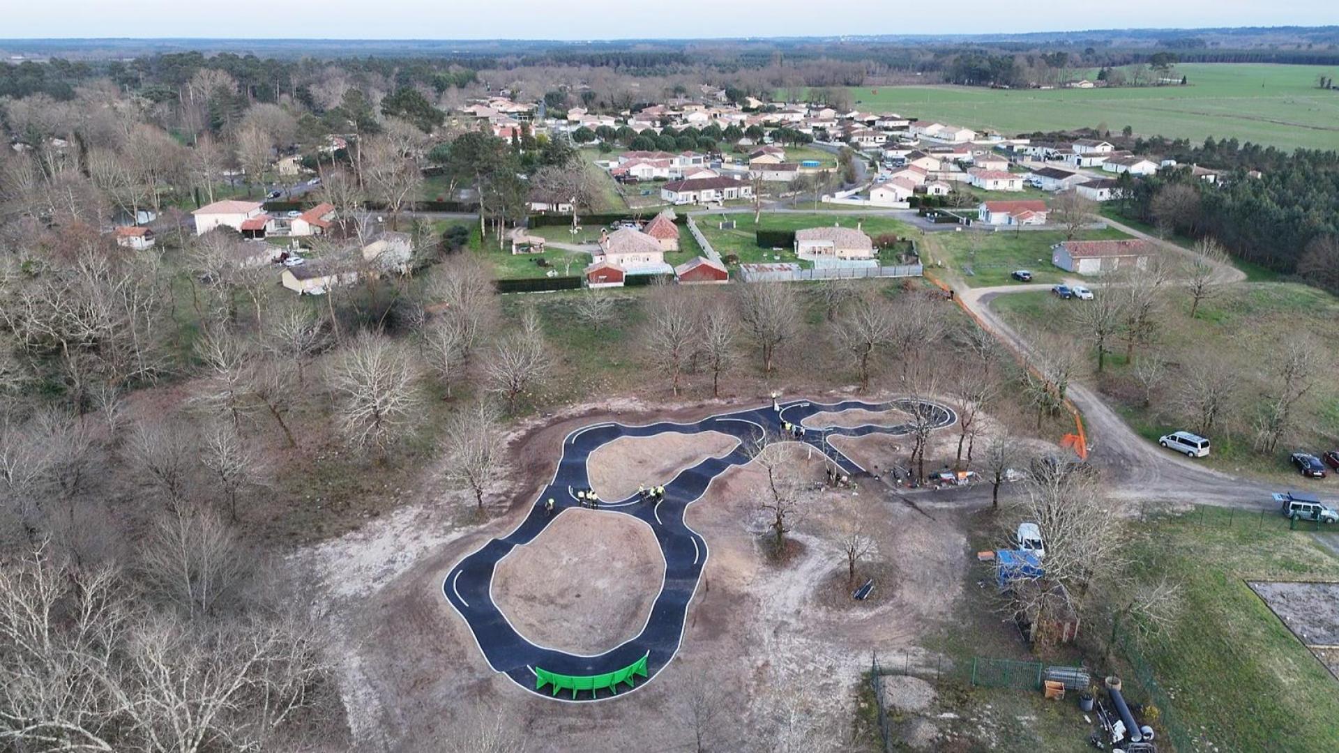 Photo aérienne du PumpTrack de Campet et Lamolère